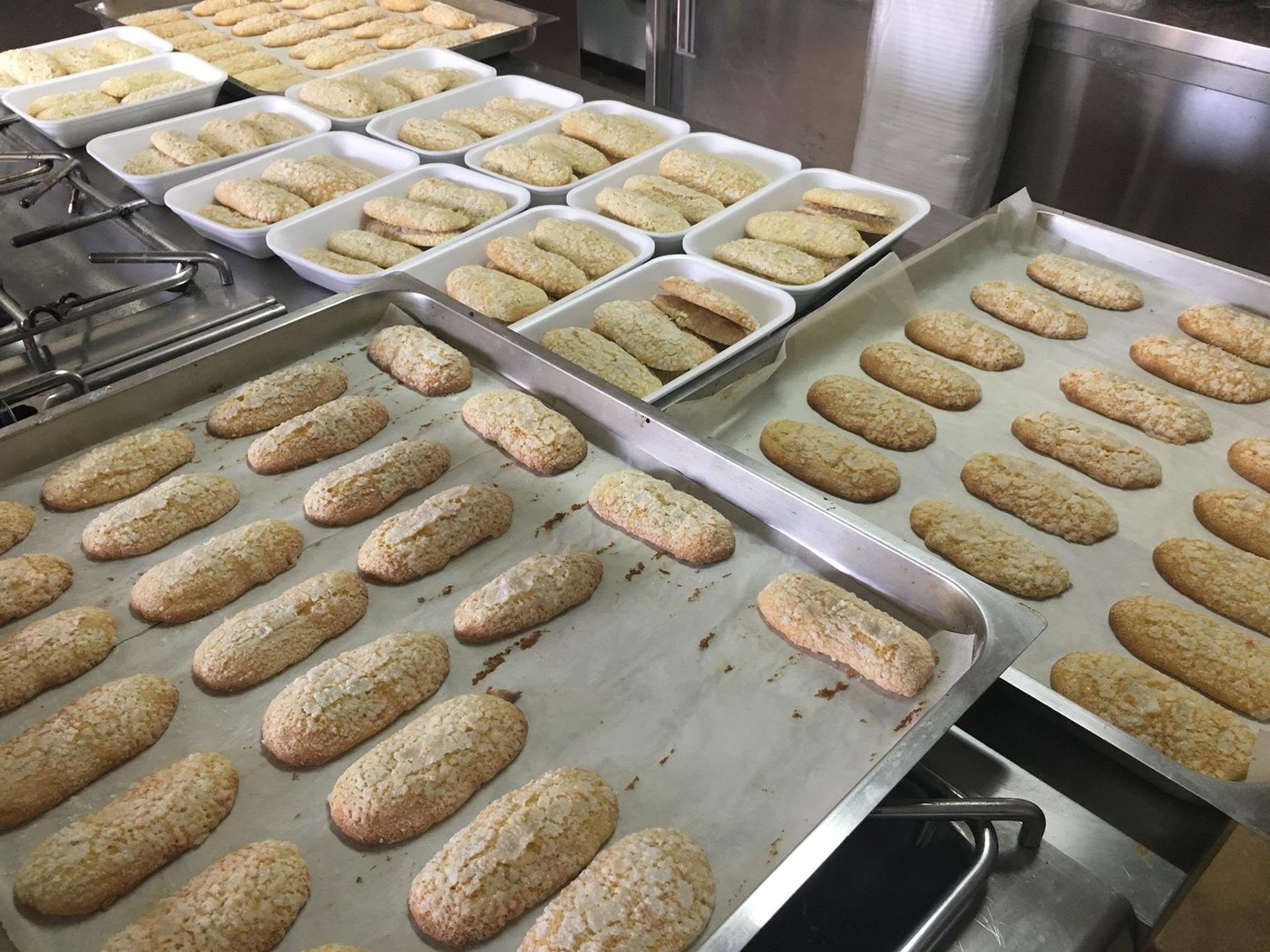 Dolci della tradizione sarda appena sfornati nella cucina di Monte Alma